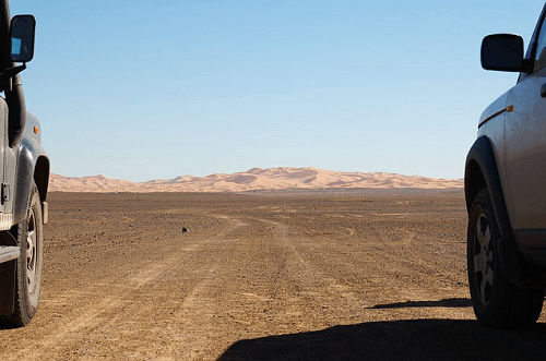Parcourir le désert marocain en voiture de location feature