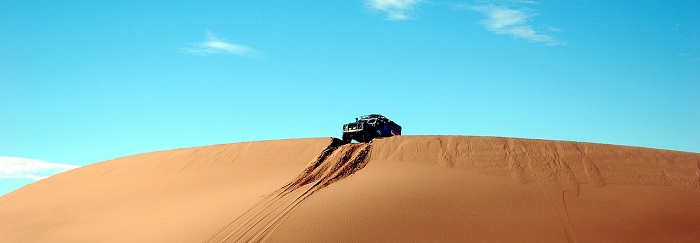 Parcourir le désert marocain en voiture de location